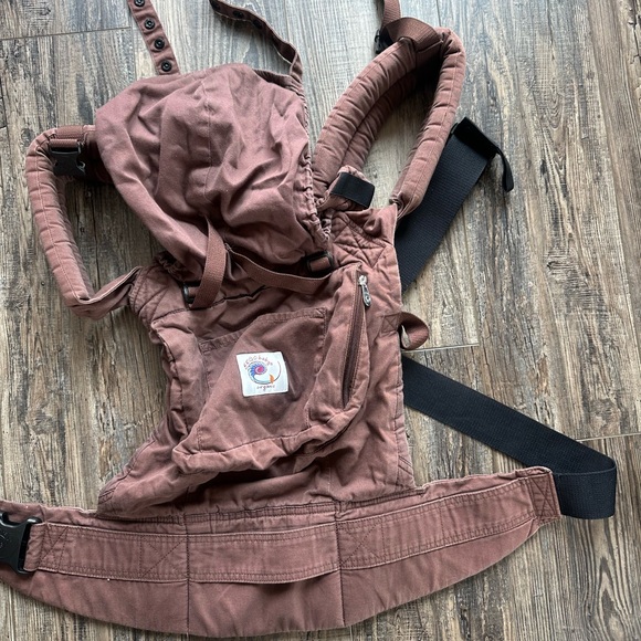 Ergobaby Organic Carrier Dark Chocolate - Picture 3 of 5